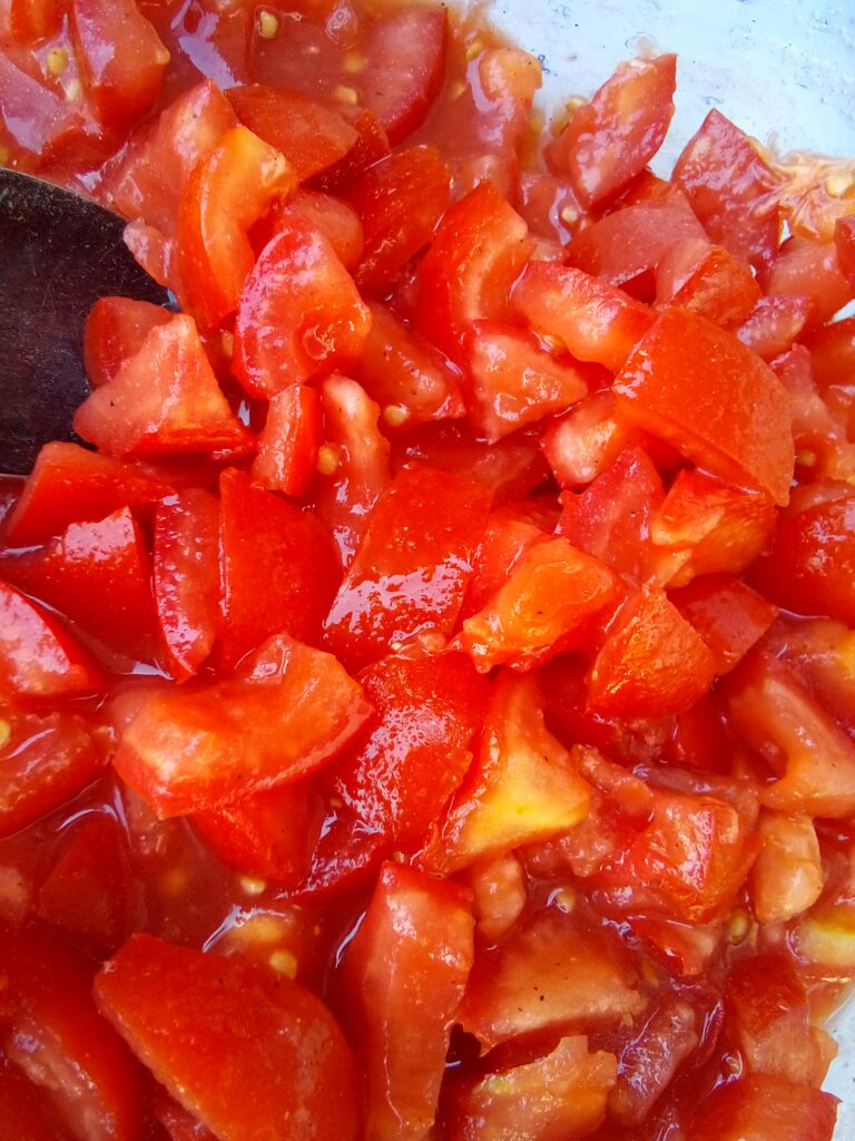 A fresh garden tomato salad without onions – healthy, simple, and irresistible.