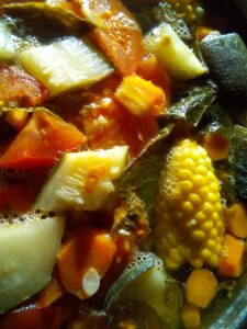 Caldo de res casero preparado con huesos de res y verduras cocinadas lentamente para un sabor profundo y equilibrado.