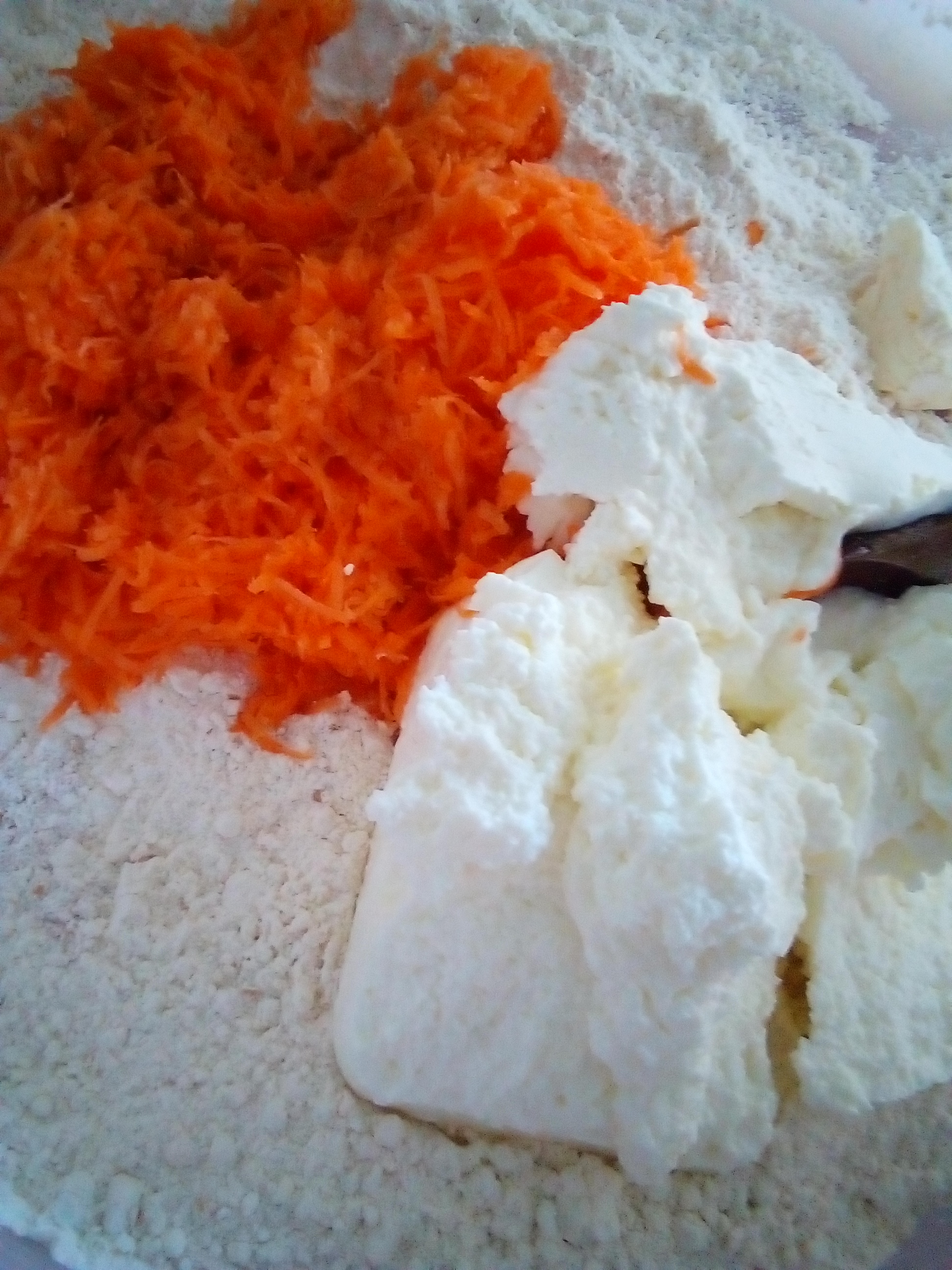 This carrot rolls recipe is perfect for family baking. Soft carrot rolls that are simple to prepare and great for kids to help make.