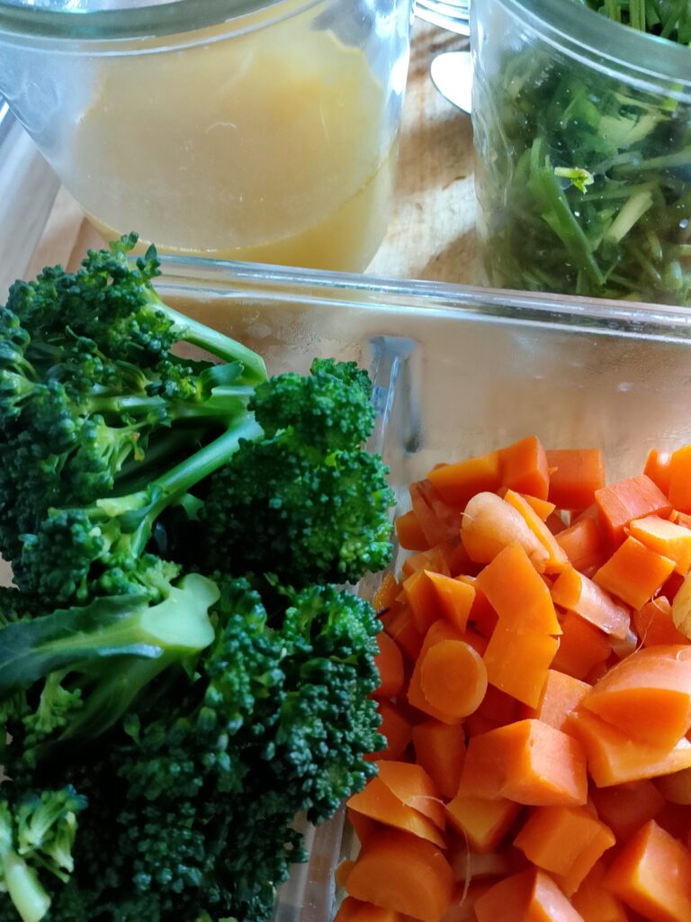 How to meal prep vegetables for the week: after cooking, I let the vegetables cool and keep the different vegetables separate so we can mix and match them later.